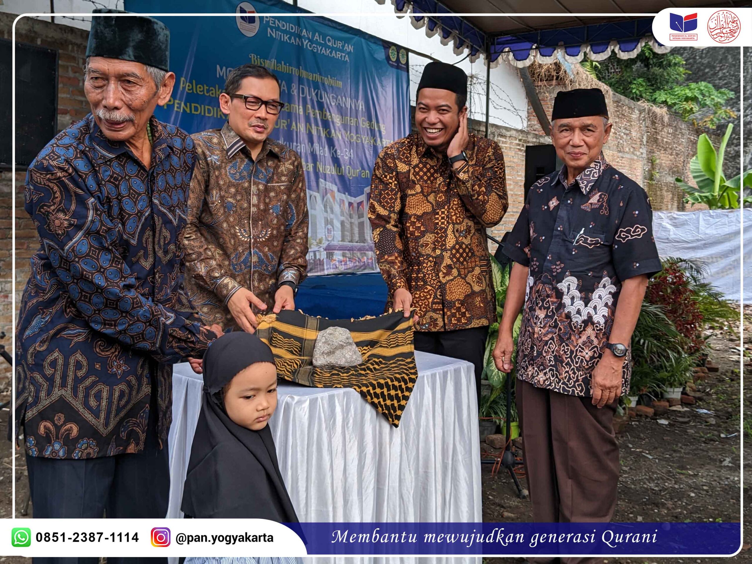 Bapak Drs. H. Noor Wachid ketika proses peletakan batu pertama gedung TPA Nitikan
